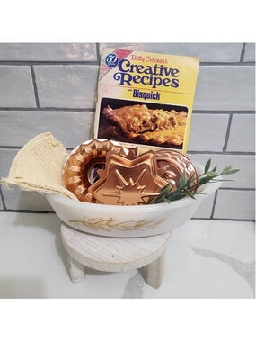 GlasBake Vignette. Includes 1-qt casserol, 3 copper-toned molds, Pot Holders